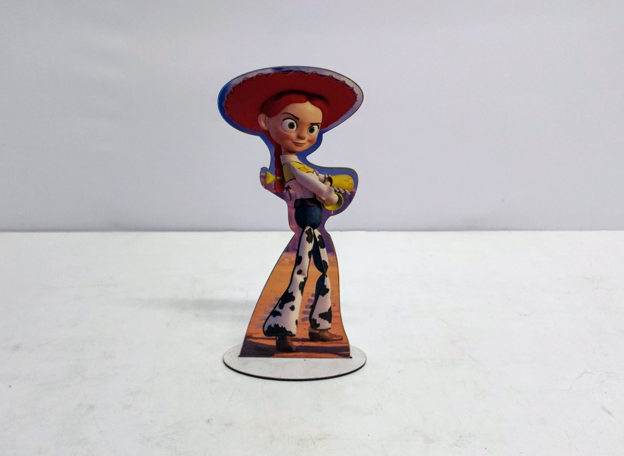 Totem Personagem Jessie (Toy Story) 25Cm Alt X 13Cm Larg  - BB Festas Aluguel 
