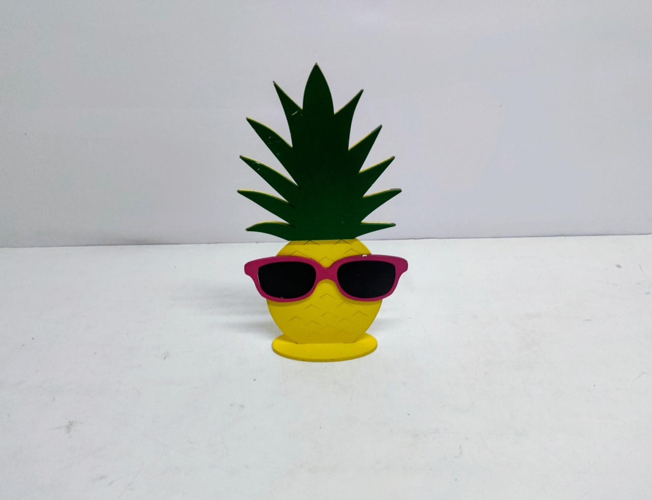 Totem Abacaxi Com Óculos 30Cm Alt X 17Cm Larg  - BB Festas Aluguel 