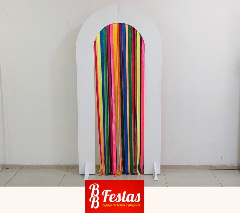 Painel Arco Branco + Fitas Medida Externa: 1,90M Alt X 0,95Cm Larg/Medida Interna: 1,70M X 50Cm  - BB Festas Aluguel 