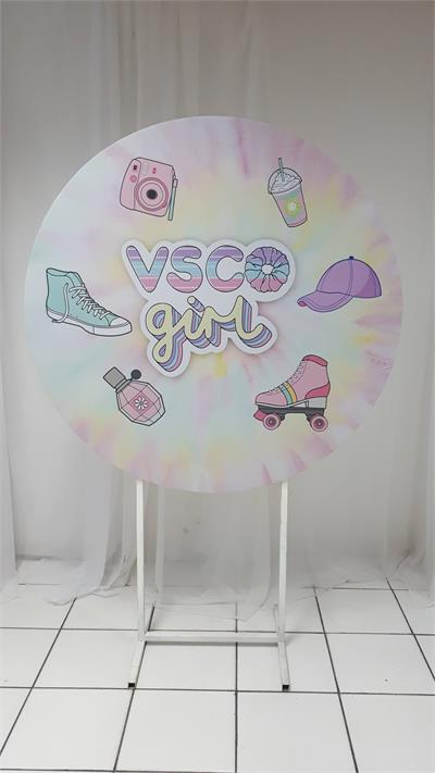 Painel Sublimado Redondo Vsco Girl 1,30Cm - BB Festas Aluguel 