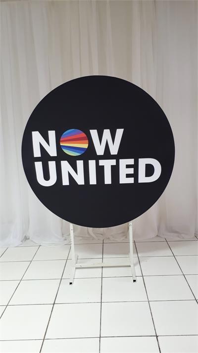 Painel Sublimado Redondo Now United 130Cm - BB Festas Aluguel 