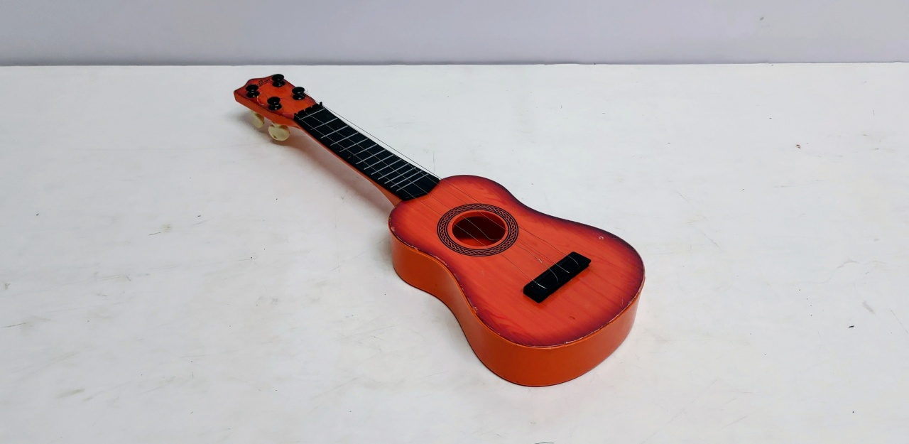Violão Decorativo Marrom 3Cm Alt X 12Cm Larg X 41Cm Comp - BB Festas Aluguel 