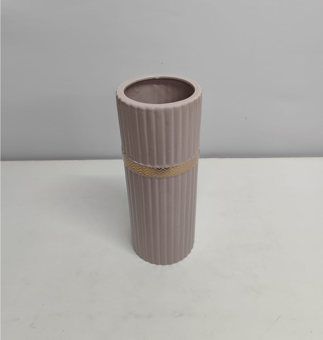 Vaso Rosa Bebê Canelado Com Dourada 30Cm Alt X 10Cm Diametro  - BB Festas Aluguel 