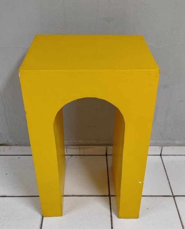 Cubo Arco Vazado G Amarelo 80Cm Alt X 50Cm X 50Cm - BB Festas Aluguel 