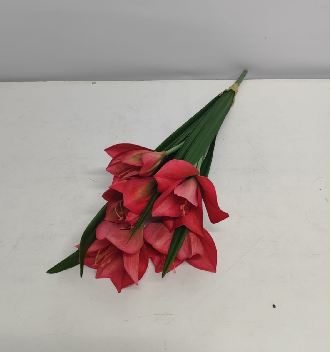 Arranjo Flor Amarílias Vermelhas - BBFestasAluguel 