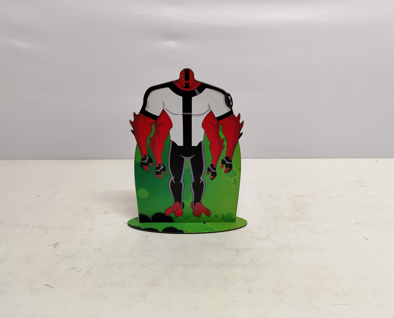 Totem Quatro Braços (Ben 10) 30Cm Alt X 24Cm Larg  - BB Festas Aluguel 