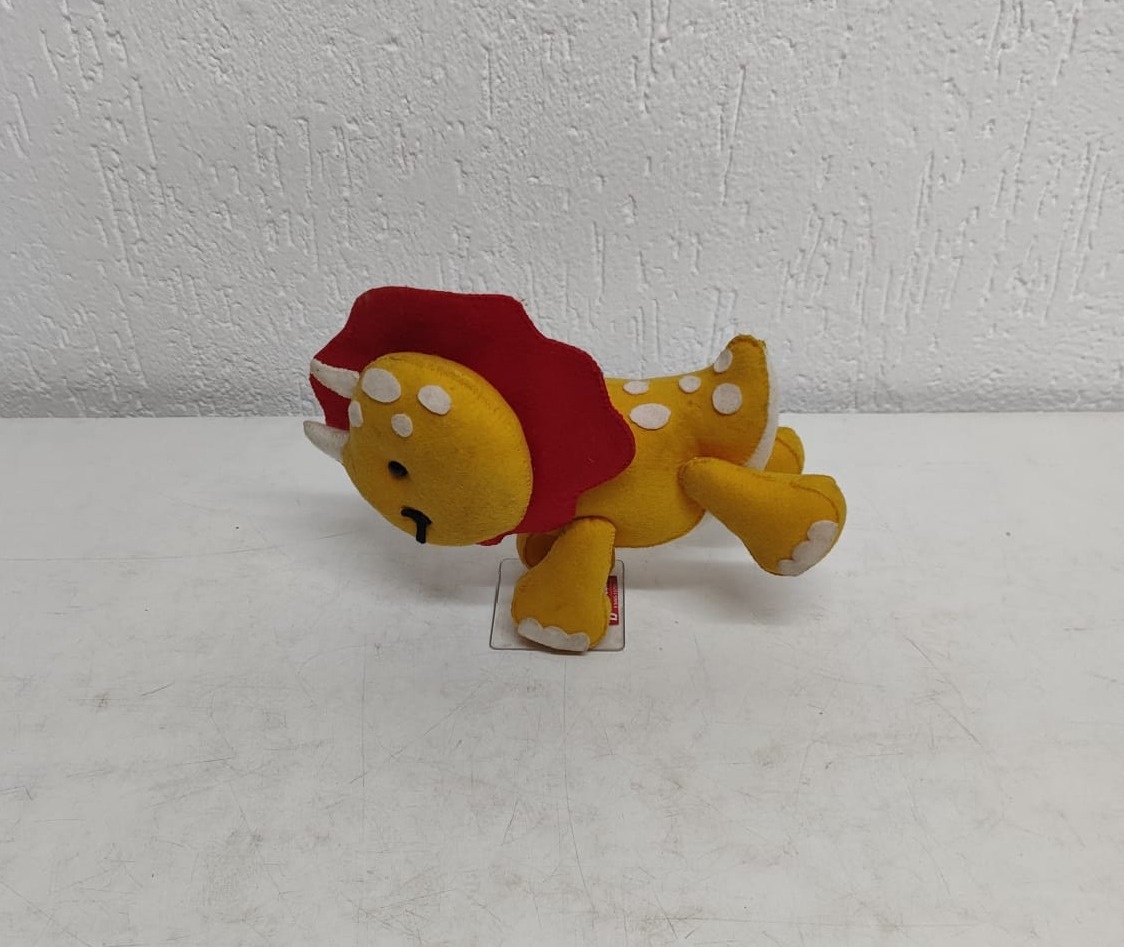 Feltro Dinossauro Triceratops Amarelo - BB Festas Aluguel 
