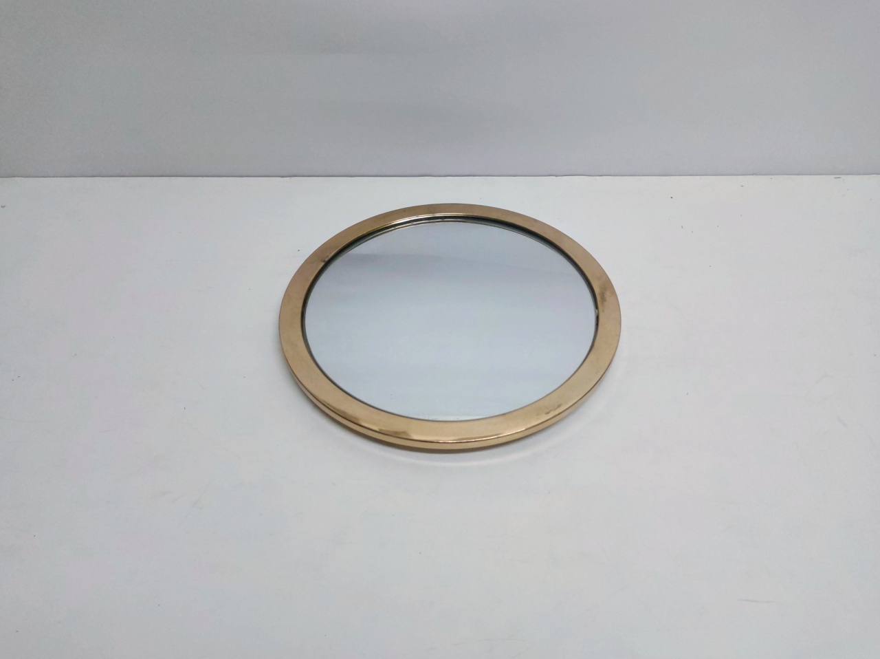 Bandeja Redonda Espelhada Borda Dourada 2Cm Alt X 30Cm Diametro  - BB Festas Aluguel 