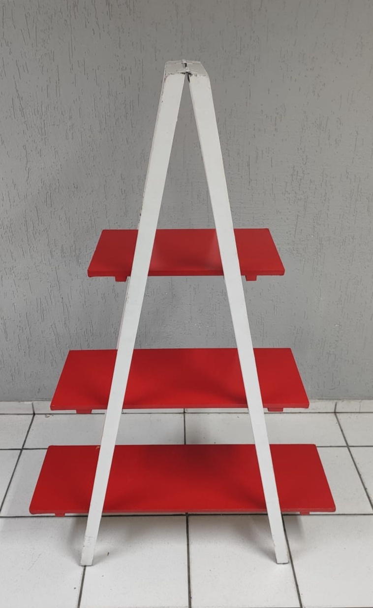 Estante Cavelte Branco Prateleiras Vermelho 1,60M Alt  - BB Festas Aluguel 