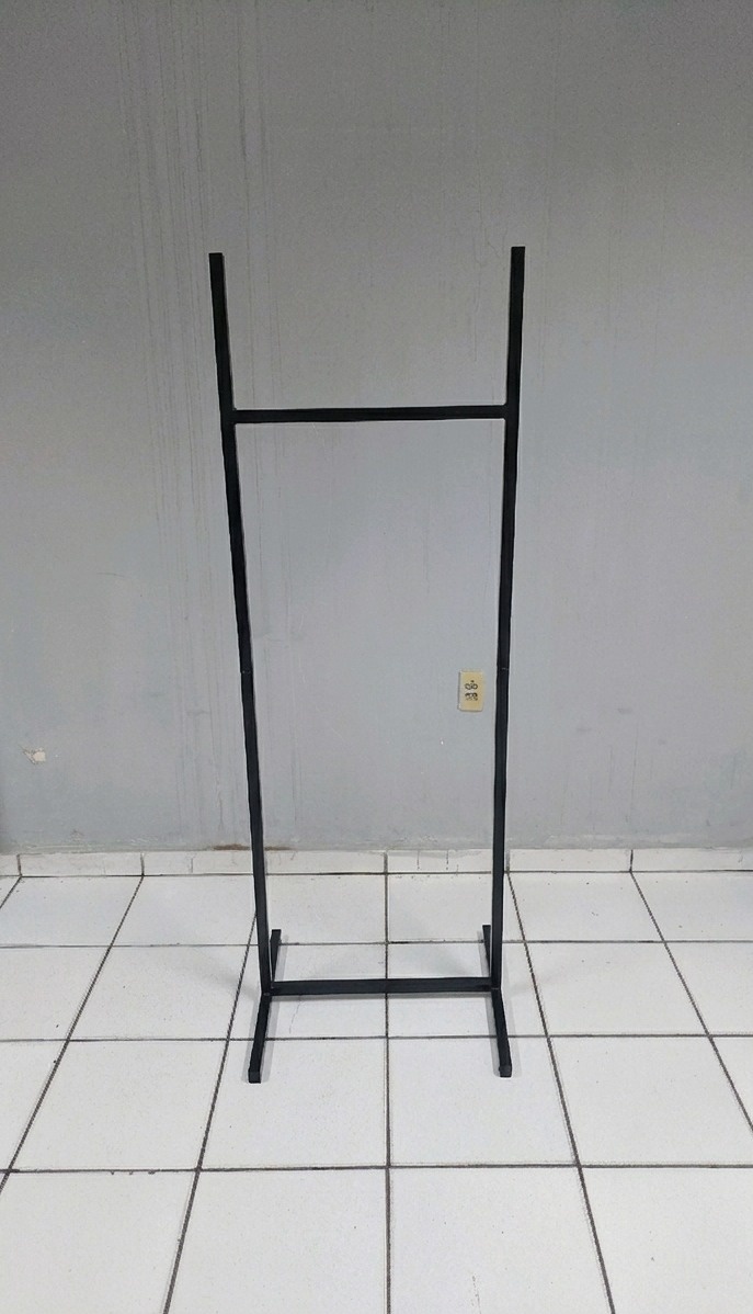 Suporte de Chão Preto 1,30M - BB Festas Aluguel 