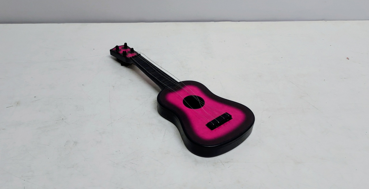 Violão Decorativo Pink/Preto 2Cm Alt X 10Cm Larg X 28Cm Comp - BB Festas Aluguel 