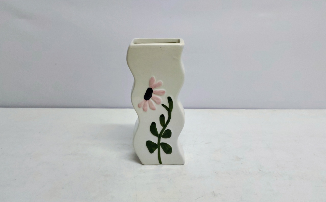 Vaso Ondulado Branco Detalhe Com Flor 23Cm Alt X 9Cm Larg X 6Cm Comp - BB Festas Aluguel 