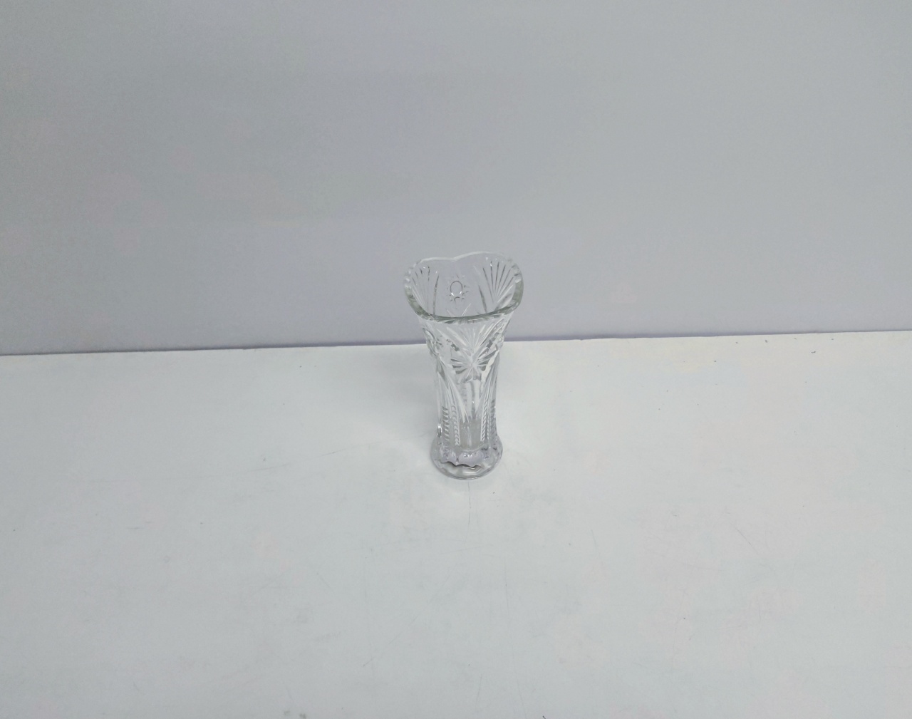 Vaso de Vidro Lapidado 18Cm Alt X 8Cm Diametro - BB Festas Aluguel 