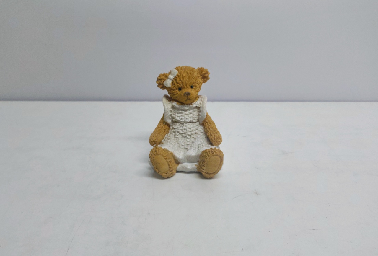 Urso/P Com Vestido E Laço Branco (Chá Baby) 14Cm Alt X 9Cm Larg X 10Cm Comp  - BB Festas Aluguel 