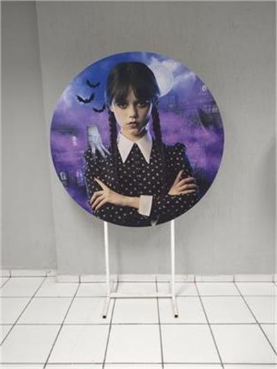 Painel Sublimado Redondo Wandinha Braço Cruzado 1,30Cm - BB Festas Aluguel 