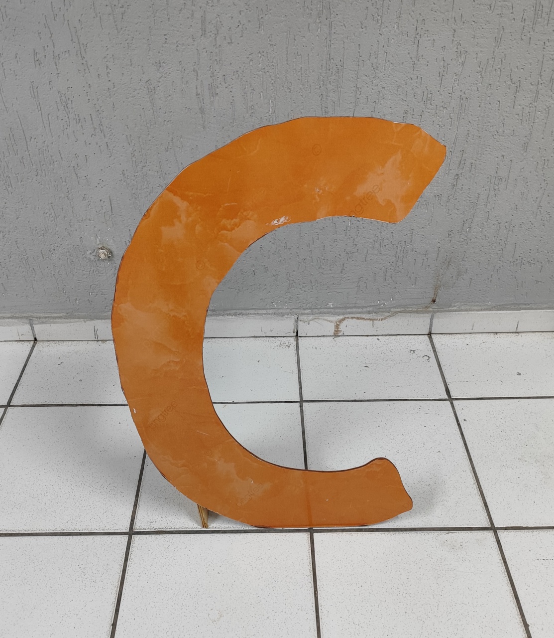 Totem de Chão Letra C Laranja 80Cm X 45Cm  - BB Festas Aluguel 