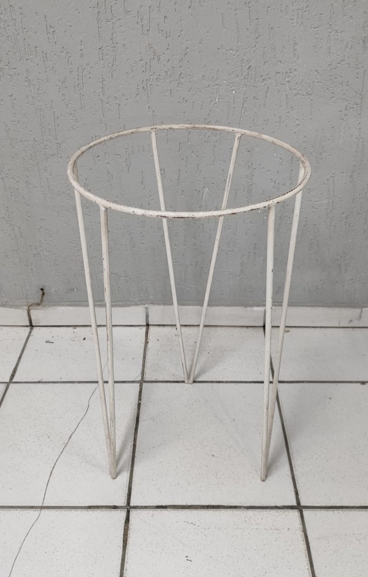 Mesa Ferro Tripé Branca + Tampo 60Cm Alt X 40Cm Diametro - BBFestasAluguel 