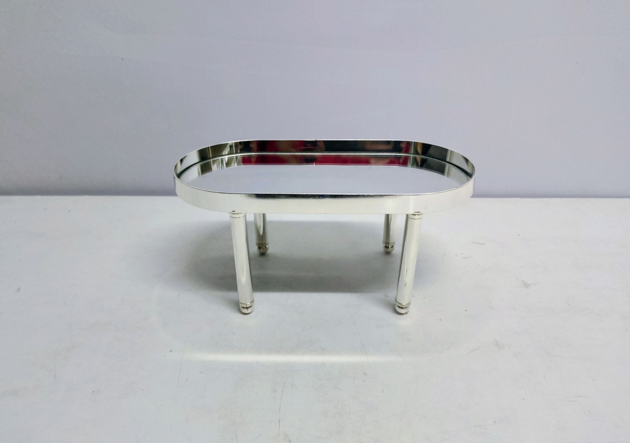 Porta Doce Oval Espelhada Prata Com Pé de Metal 15Cm Alt X 15Cm Larg X 30Cm Comp  - BB Festas Aluguel 