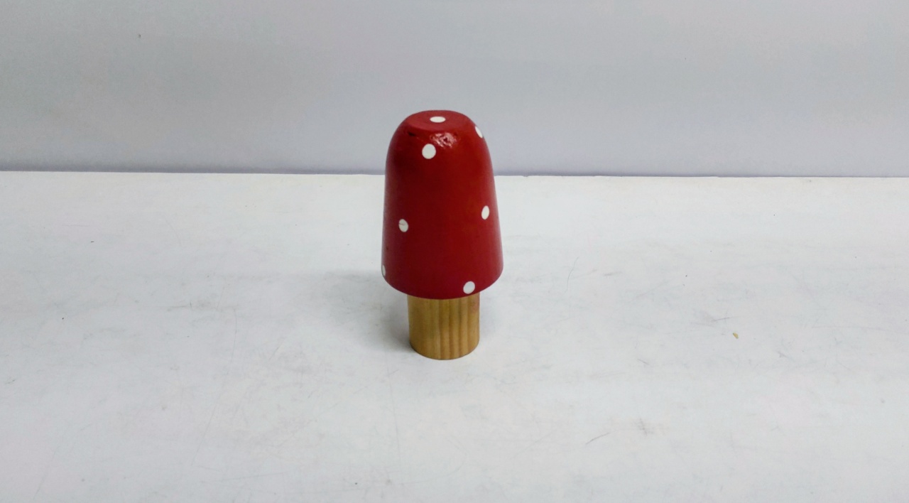 Cogumelo/P Mdf Vermelho 14Cm Alt X 7Cm Diametro  - BB Festas Aluguel 