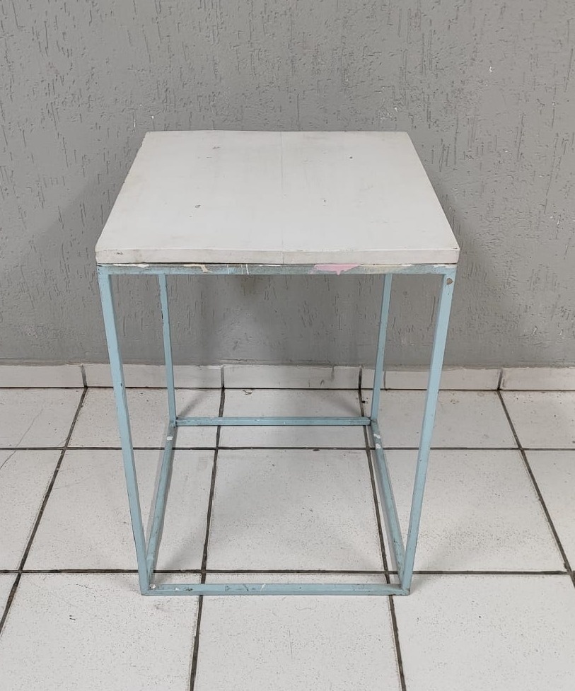 Cubo Vazado M Ferro Azul Claro + Tampo Rústico/Branco 70Cm X 50Cm X 50Cm  - BB Festas Aluguel 