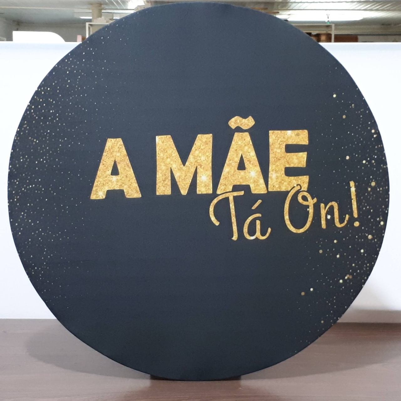 Painel Sublimado Redondo A Mae Ta On Neon Fundo Preto (Dia das Maes) 60Cm - BB Festas Aluguel 