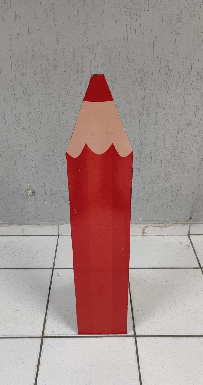 Totem de Chão Lápis Decorativo Vermelho 95Cm X 20Cm  - BB Festas Aluguel 