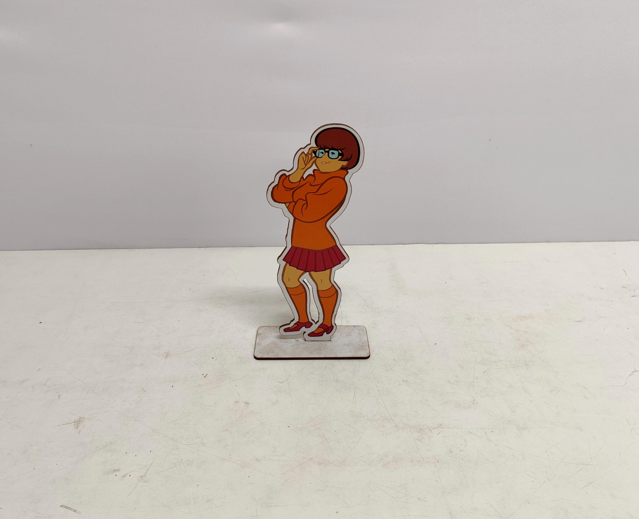 Totem Velma (Scooby Doo) 27Cm Alt X 13Cm Larg  - BB Festas Aluguel 