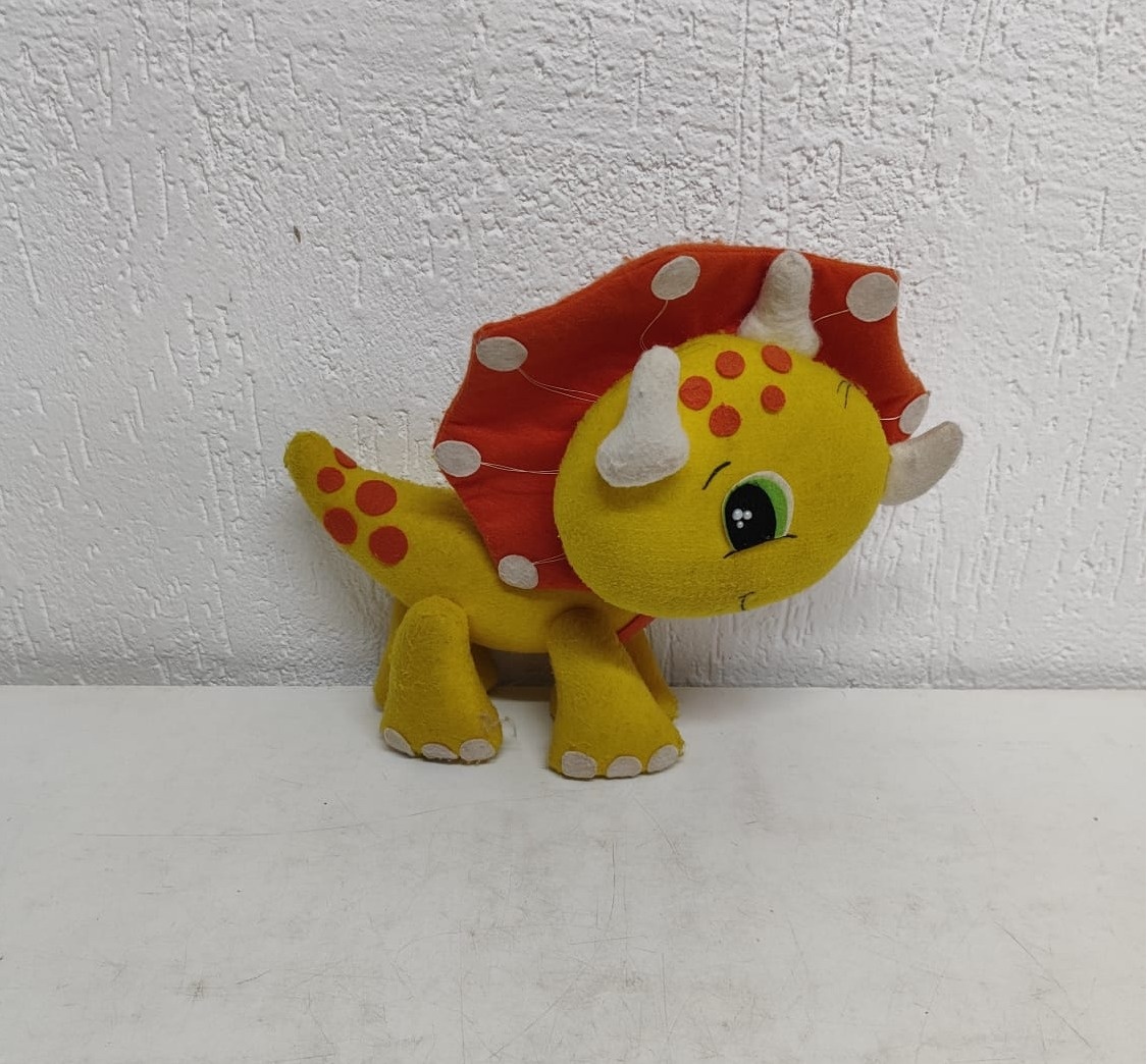 Feltro Dinossauro Triceratops Amarelo - BB Festas Aluguel 
