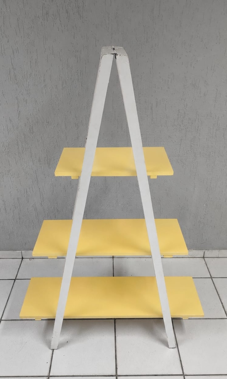 Estante Cavelte Branco Prateleiras Amarelo Claro 1,60M Alt   - BB Festas Aluguel 