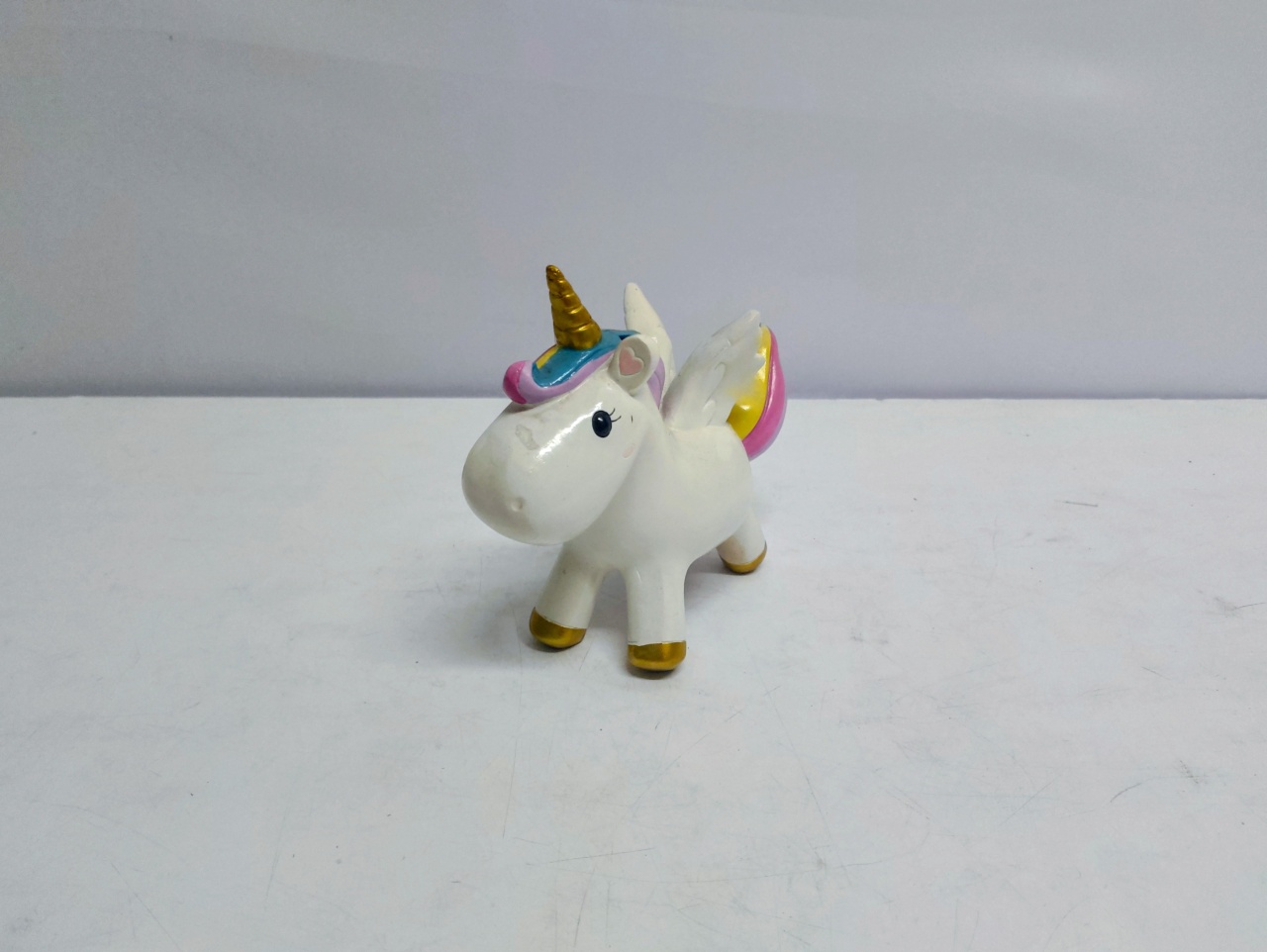 Unicornio Branco Com Detalhe Dourada - BB Festas Aluguel 