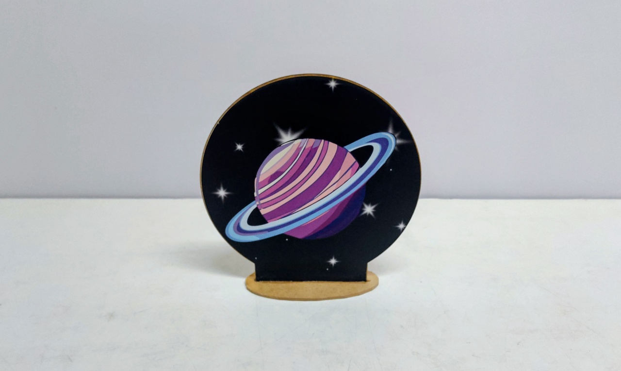 Totem Saturno (Astronauta) 20Cm Alt X 19Cm Larg  - BB Festas Aluguel 