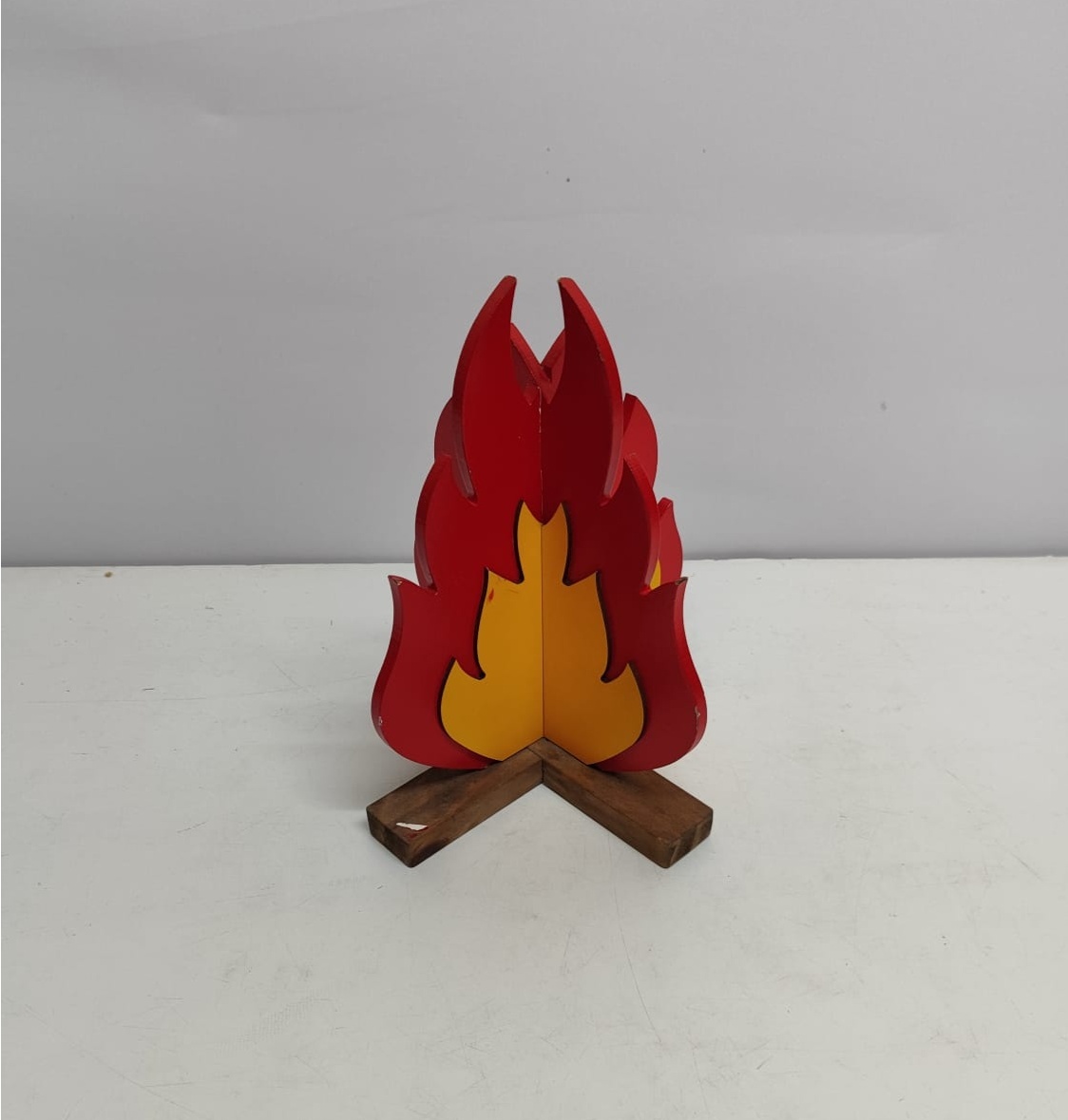 Fogueira de Mesa Vermelho/Amarelo 25Cm Alt X 20Cm X 20Cm - BBFestasAluguel 