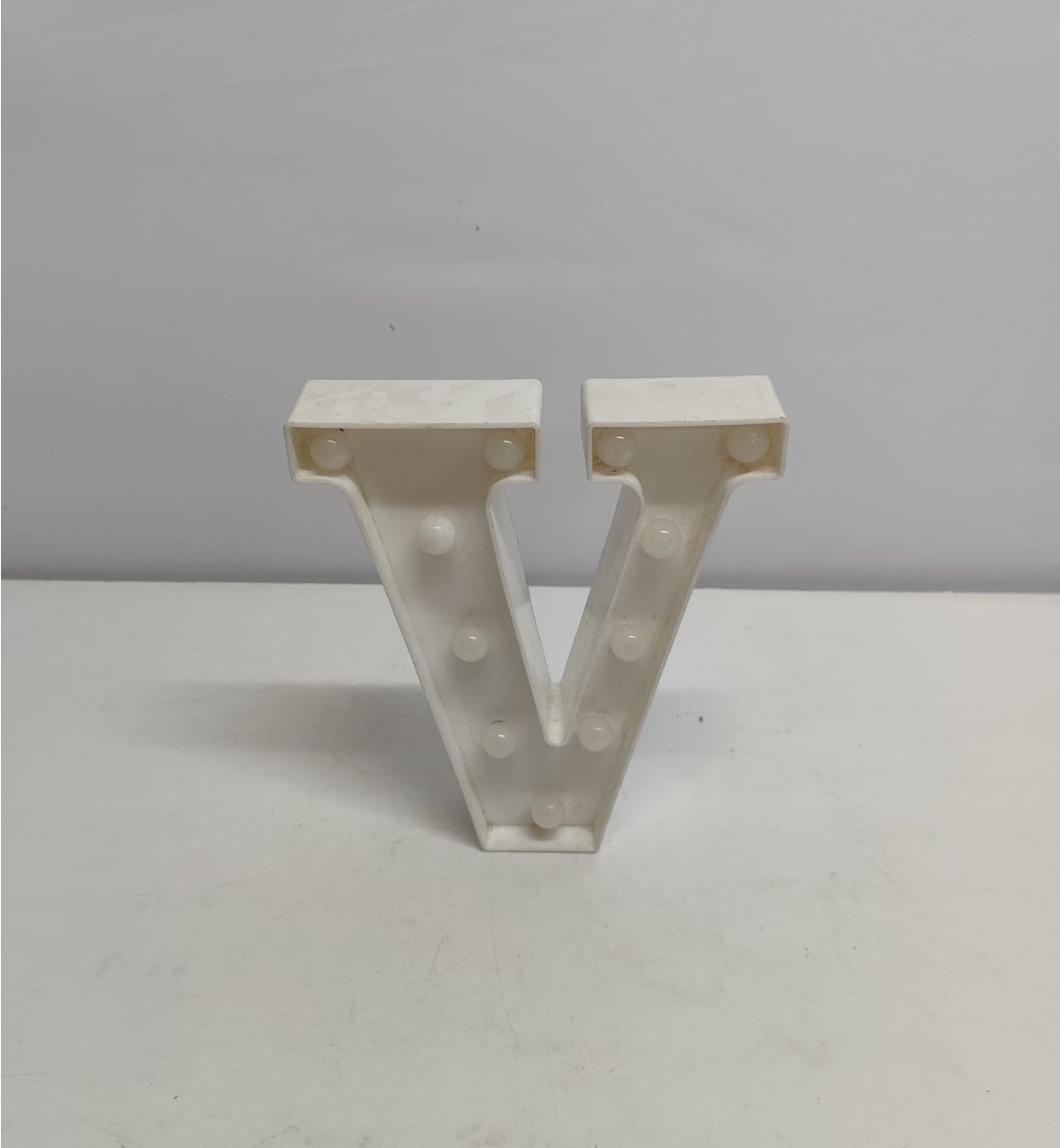 Letra V Led de Mesa  - BB Festas Aluguel 