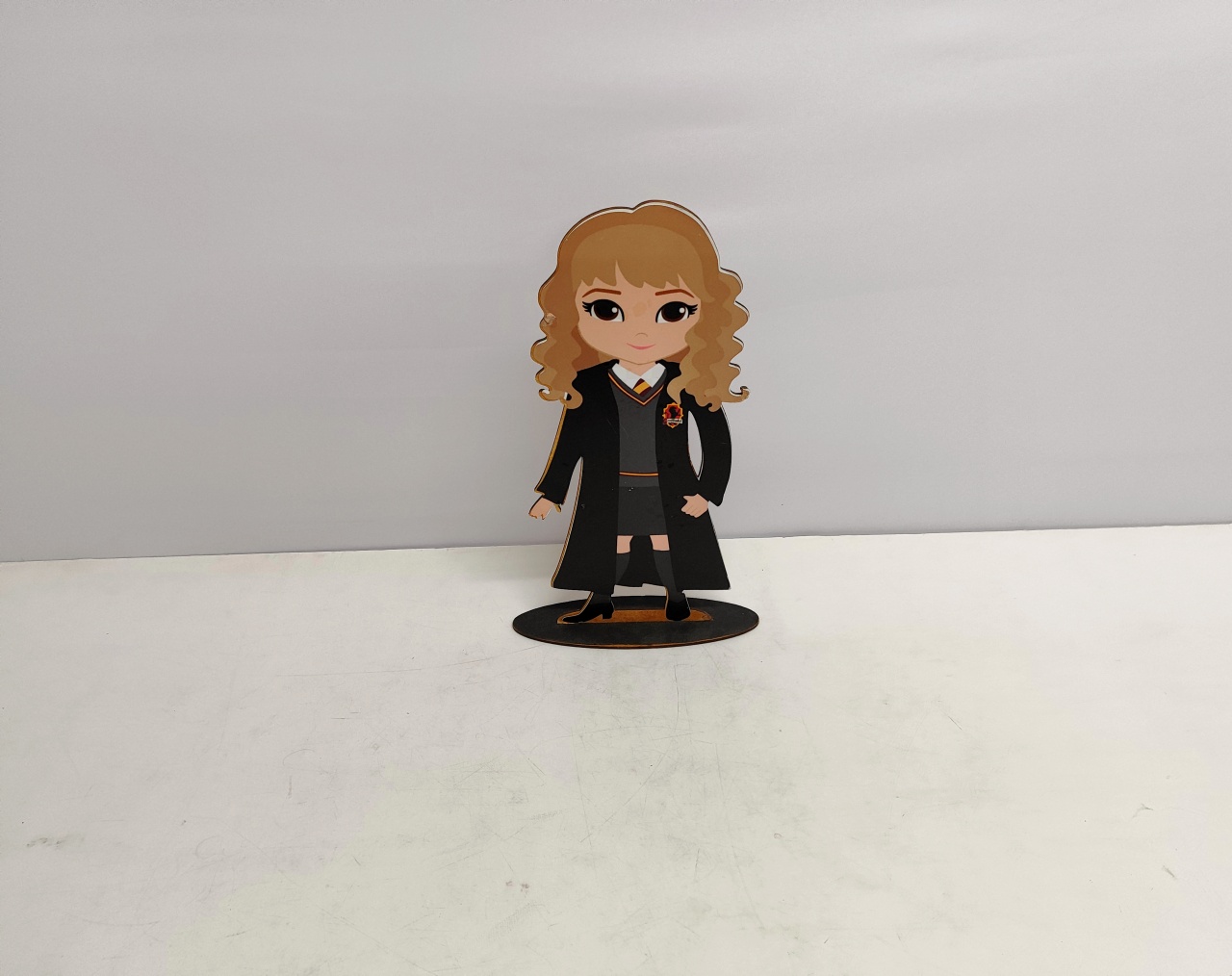 Totem Personagem Hermione (Harry Potter) 35Cm Alt X 15Cm Larg  - BB Festas Aluguel 