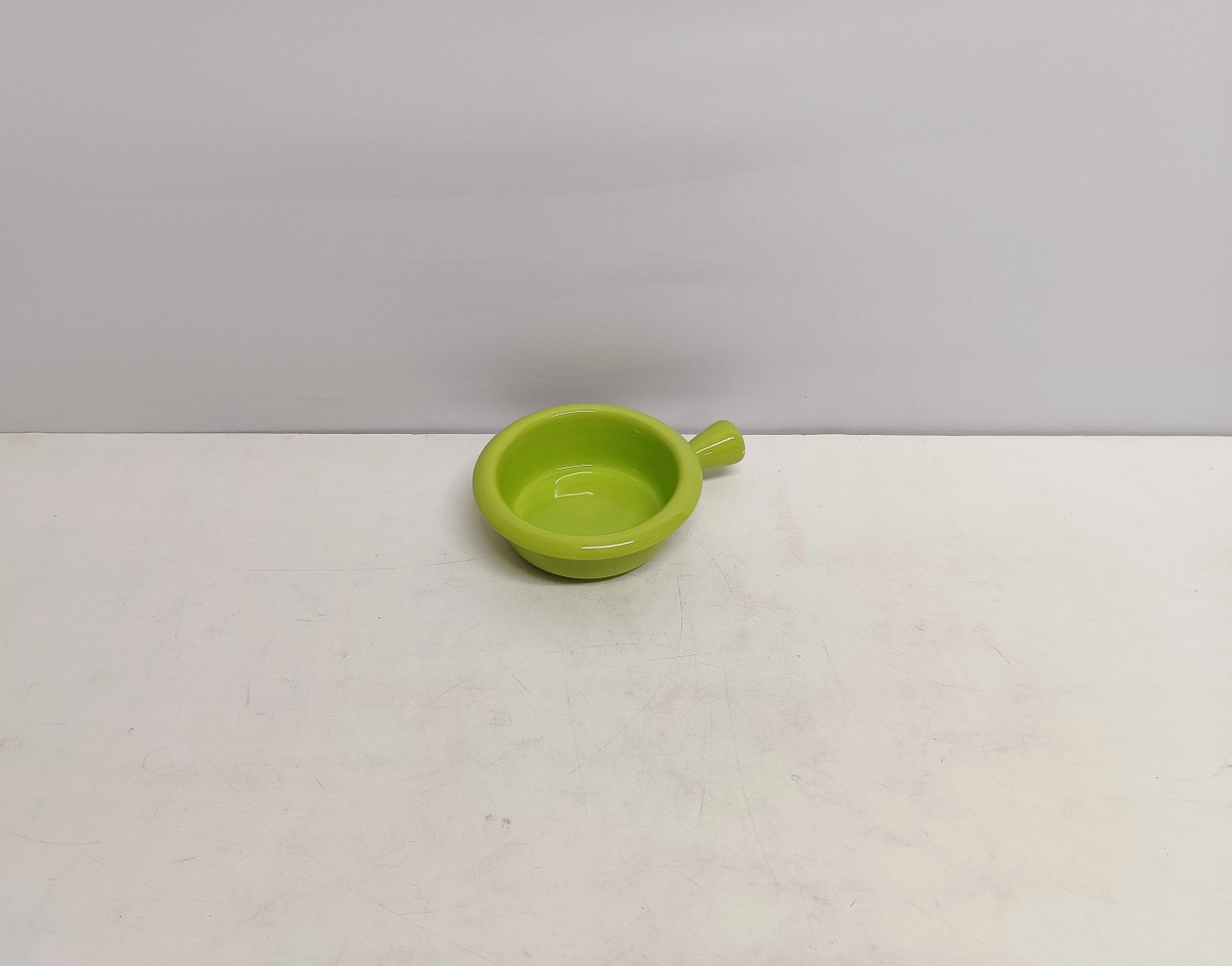 Bandeja Redonda Fundo Com Alça Verde Claro 6Cm Alt X 17Cm Diametro  - BB Festas Aluguel 