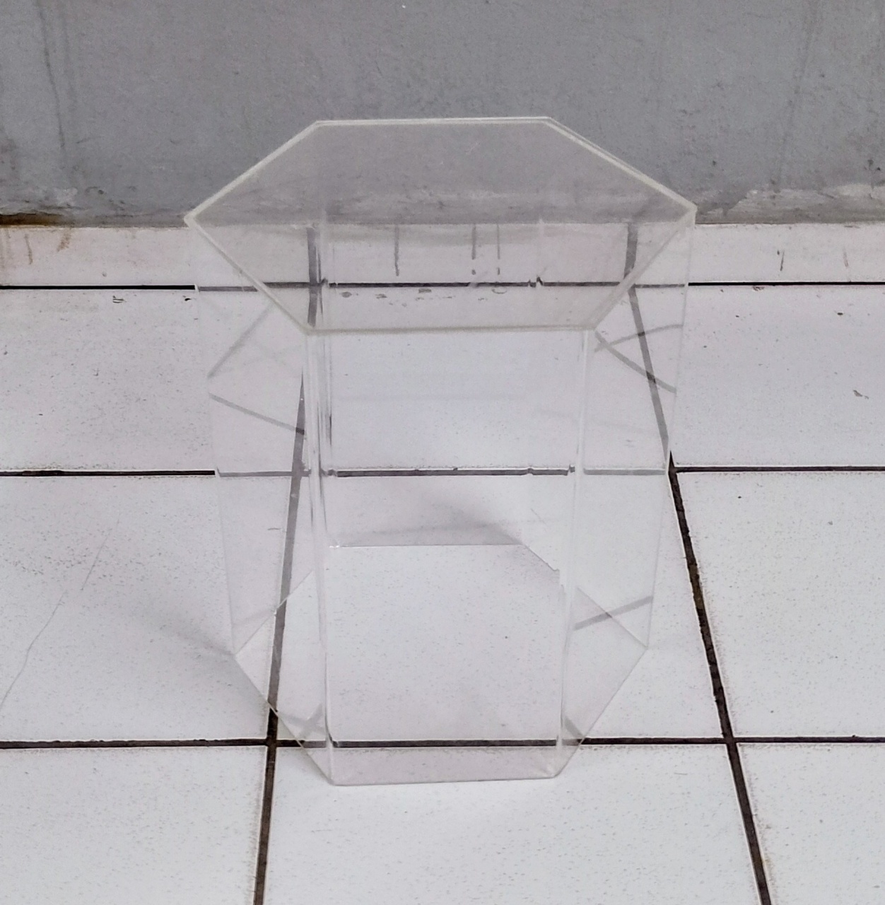 Acrílico Hexagonal P 40Cm Alt X 35Cm X 35Cm - BB Festas Aluguel 
