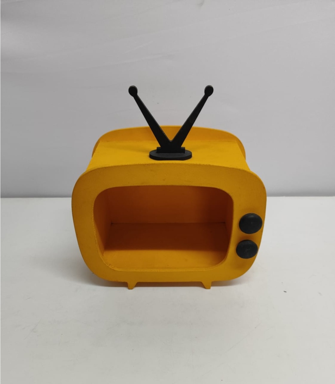 Tv Mdf Amarelo Decorativa 25Cm X 30Cm X 17Cm  - BB Festas Aluguel 