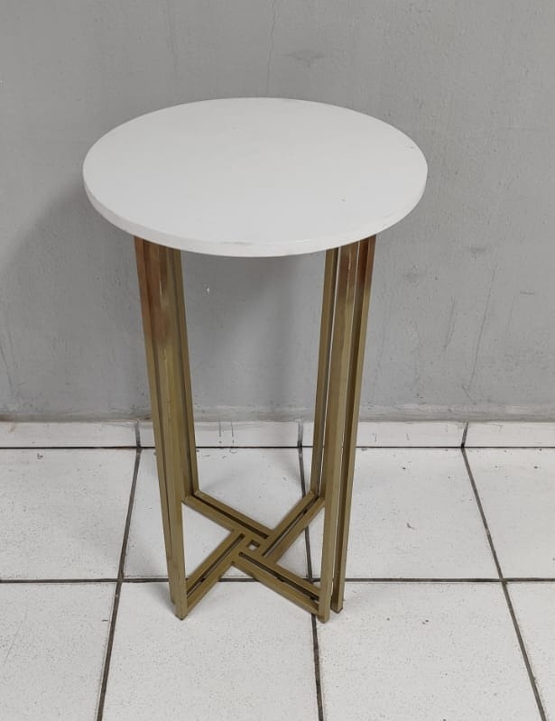 Mesa Dourada Com Tampo Branco P 70Cm Alt X 35Cm Diametro - BB Festas Aluguel 