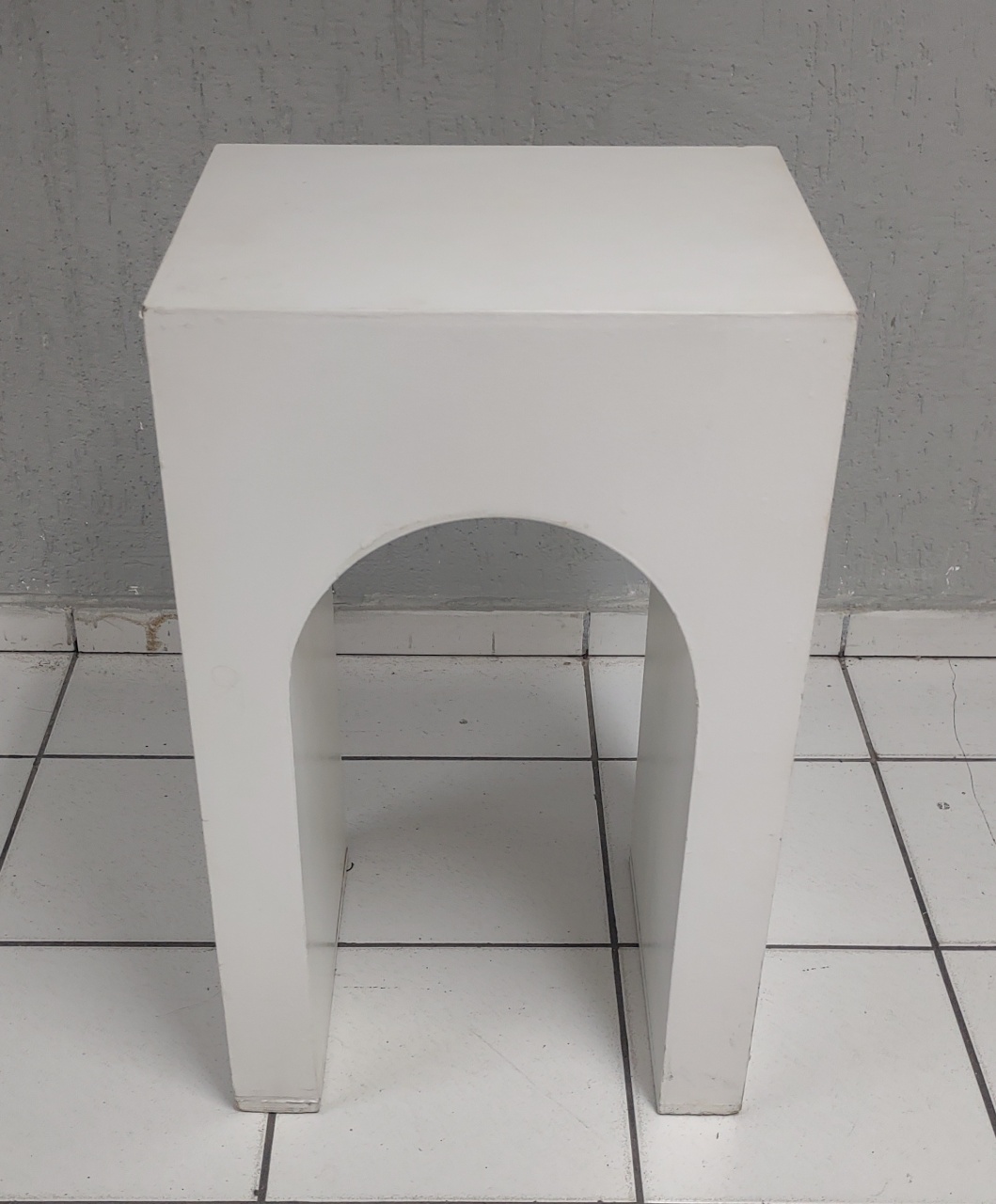 Cubo Arco Vazado G Branco + Fino 80Cm Alt X 50Cm X 40Cm  - BB Festas Aluguel 