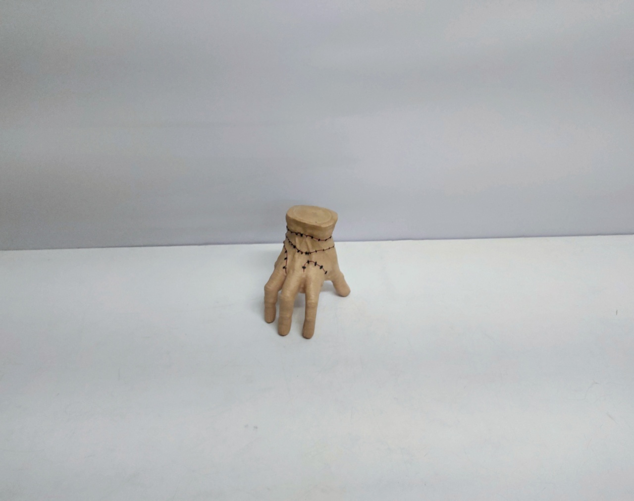 Mãozinha Família Addams 14Cm Alt X 11Cm Diametro  - BB Festas Aluguel 