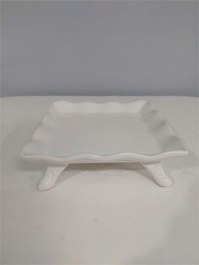 Bandeja Quadrada Babado Com Pé Branco 6Cm Alt X 20Cm Diametro - BB Festas Aluguel 