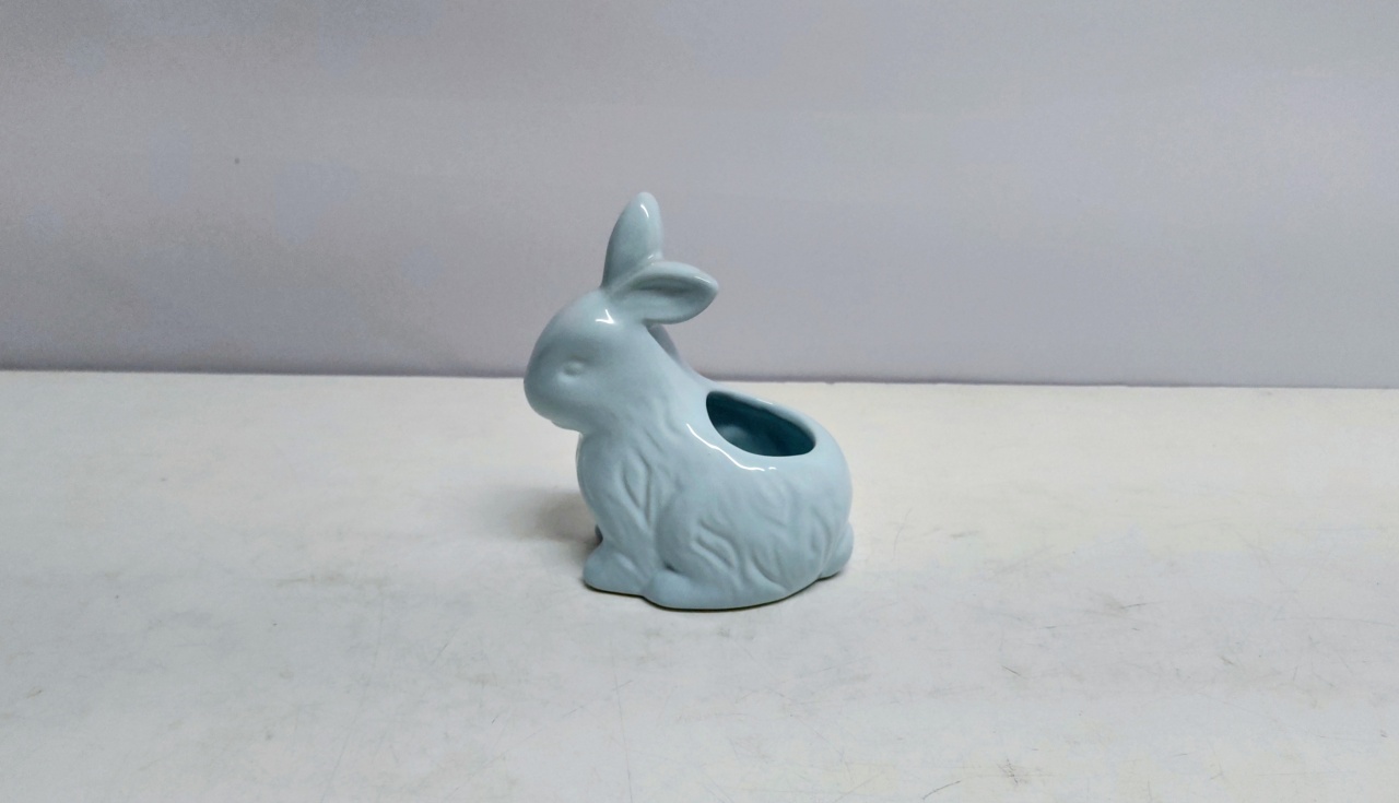 Coelho Louça Azul Claro 16Cm Alt X 8Cm Larg X 14Cm Comp - BB Festas Aluguel 