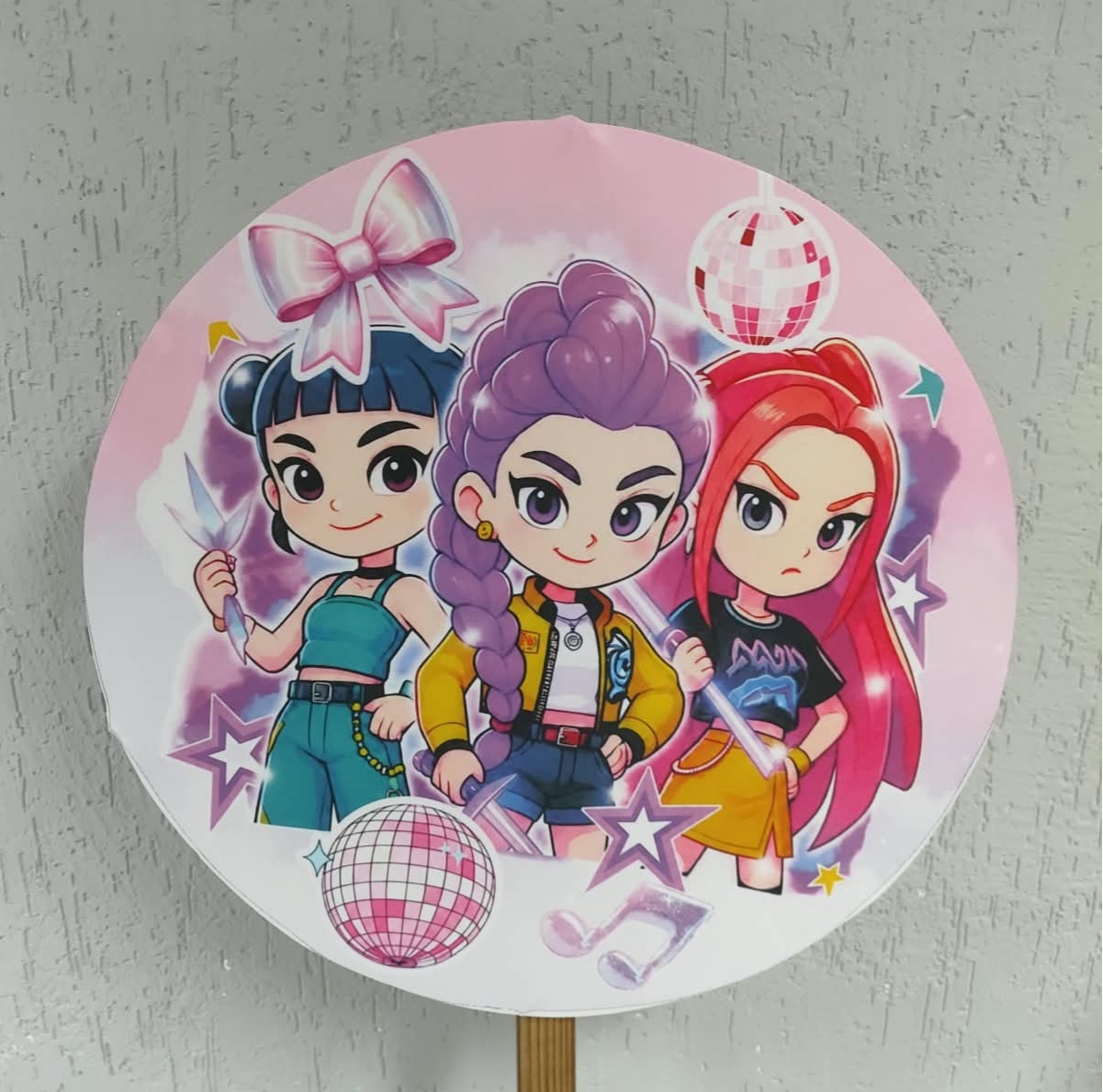 Painel Sublimado Redondo Guerreiras Do K-Pop/Huntrx 60Cm - BBFestasAluguel 