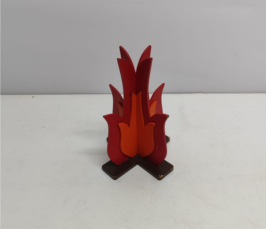Fogueira de Mesa Vermelho/Laranja 20Cm Alt X 15Cm X 15Cm - BBFestasAluguel 