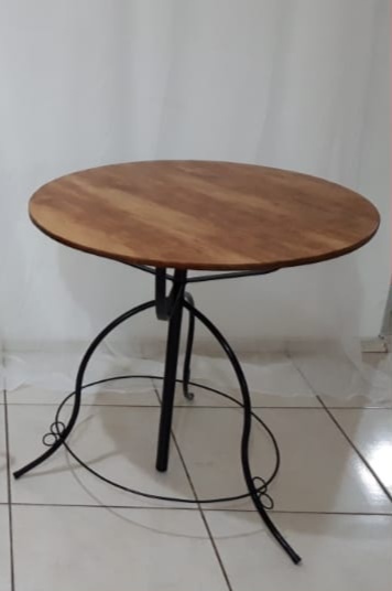 Mesa Redonda Ferro Pé Torneado Tampo Rústico 80Cm Alt X 70Cm Diametro  - BB Festas Aluguel 