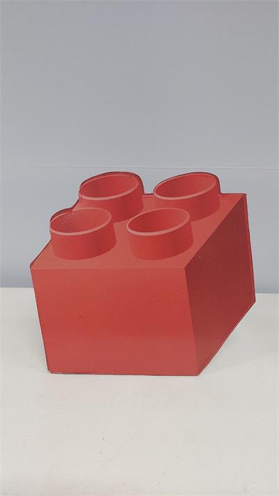 Totem Cubo Vermelho Peça Lego Em Mdf 24Cm X 26Cm - BB Festas Aluguel 