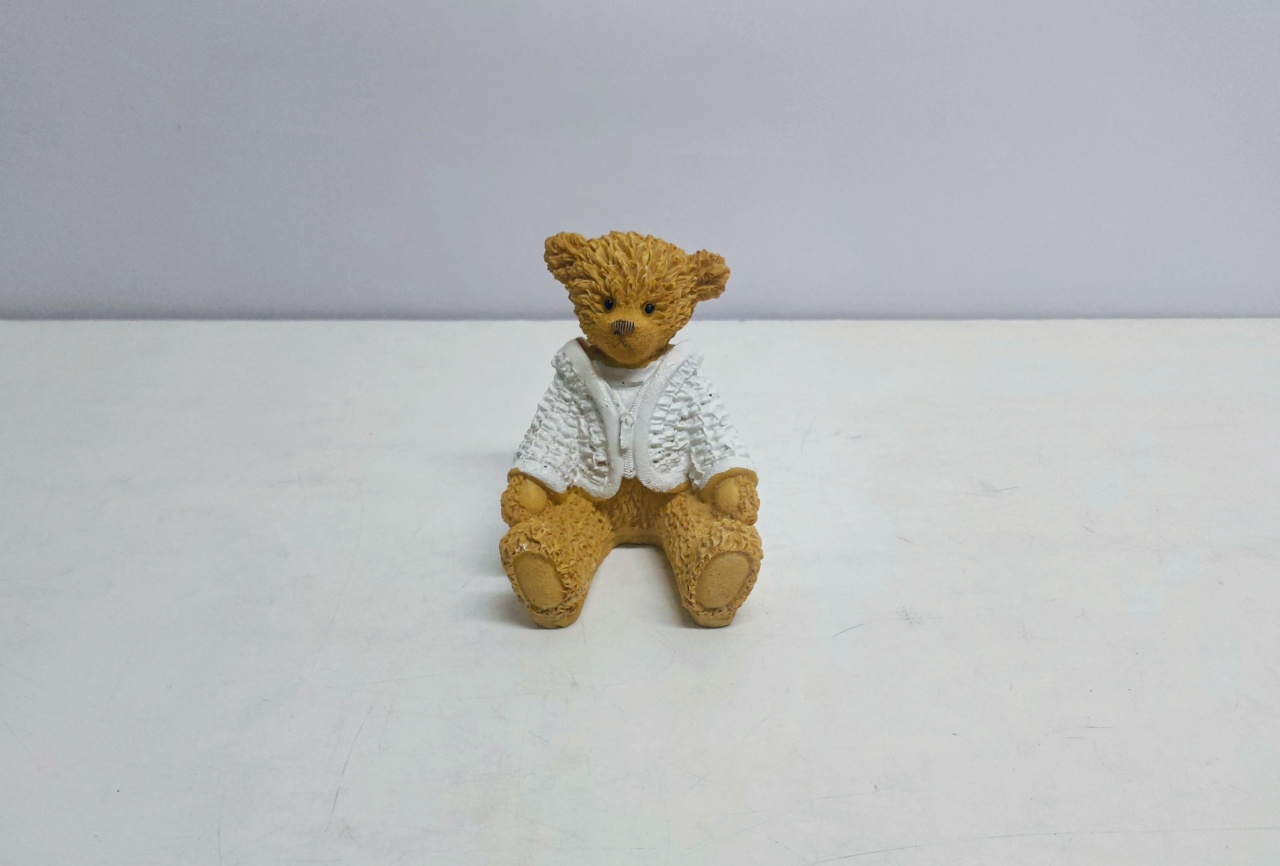 Urso/P Com Roupa Branca (Chá Baby) 14Cm Alt X 9Cm Larg X 10Cm Comp  - BB Festas Aluguel 