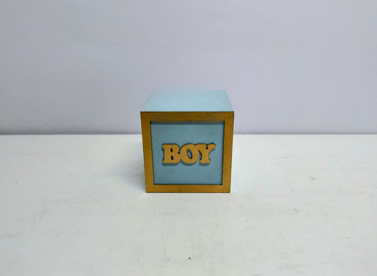 Cubo Boy Azul Detalhe Dourada 15Cm Alt X 15Cm X 15Cm - BB Festas Aluguel 