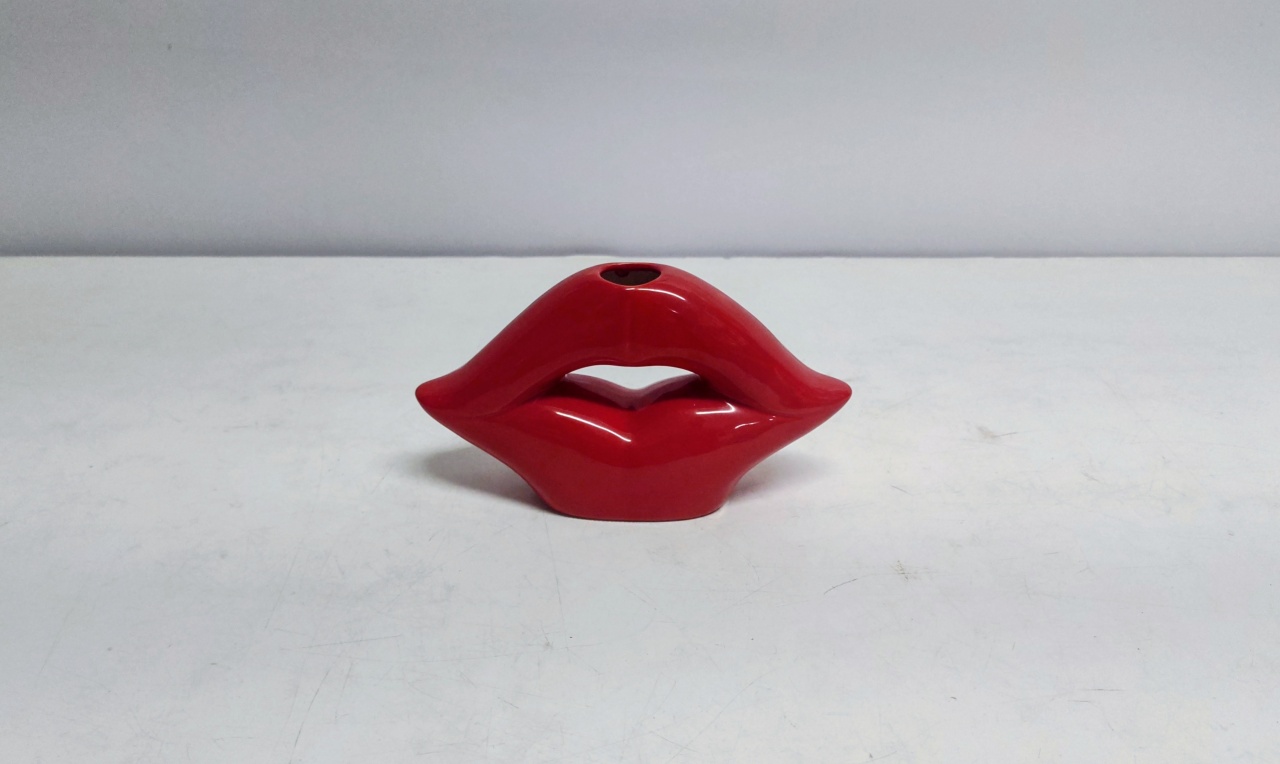 Cachepo Formato Lábios Vermelho 10Cm Alt X 16Cm Larg X 5Cm Comp  - BB Festas Aluguel 
