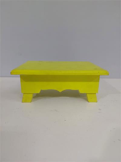 Banco Baixo Em Mdf Amarelo Neon Alt 9Cm X 20Cm X 15Cm - BB Festas Aluguel 